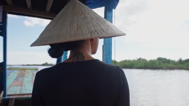 Una Mujer Con Sombrero Cónico Visto Desde Atrás — Vídeos de Stock