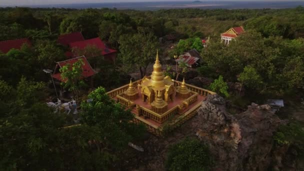 Stupa Doré Brillant Dresse Sommet Paysage Accidenté Cambodge Rayonnant Sérénité — Video