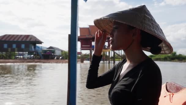 ボートに乗って浮かぶ村に到着する女性 — ストック動画