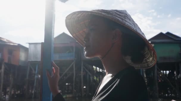 Yüzen Bir Köydeki Bir Kadının Yakından Detaylı Görüntüsü — Stok video