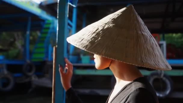 Μια Γυναίκα Που Φοράει Ένα Διαχρονικό Κωνικό Ψάθινο Καπέλο — Αρχείο Βίντεο