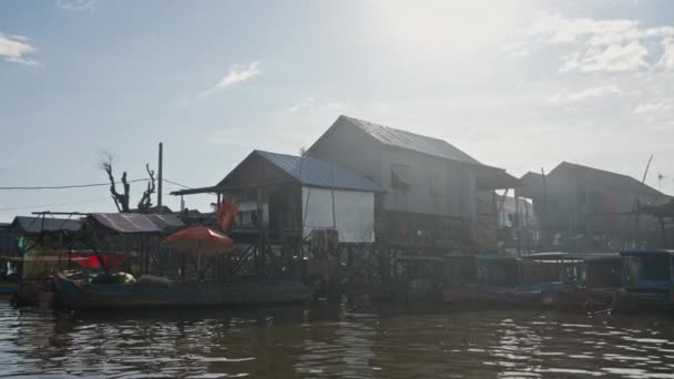 Barcos Atracados Descansando Junto Encantadoras Casas Flotantes — Vídeo de stock