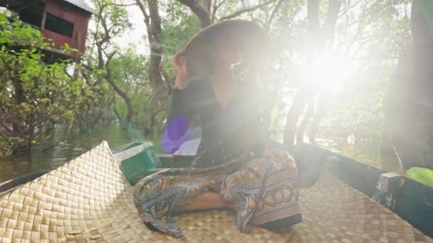 Slunce Ozařuje Ženu Během Plavby Lodi Vrhá Zářivou Záři Klidné — Stock video