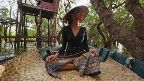 Una Turista Donna Seduta Con Grazia Tappeto Intrecciato Mano Immergendosi — Video Stock