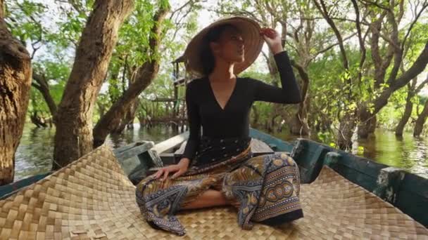 Žena Projíždějící Lodi Mangrovem Obklopená Poklidnou Krásou Pobřežního Ekosystému — Stock video