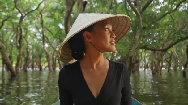 Uma Mulher Usando Chapéu Cônico Com Sorriso Alegre Rosto — Vídeo de Stock