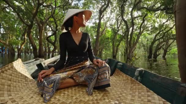 Kvinna Navigerar Graciöst Båt Mitt Mangroveträsket Nedsänkt Kustmiljöns Naturliga Prakt — Stockvideo
