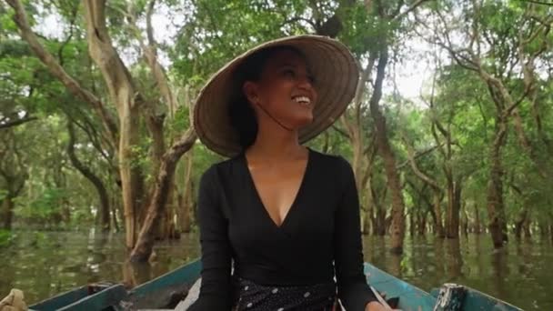 Femeie Veselă Care Privește Depărtare Expresie Mulțumită — Videoclip de stoc
