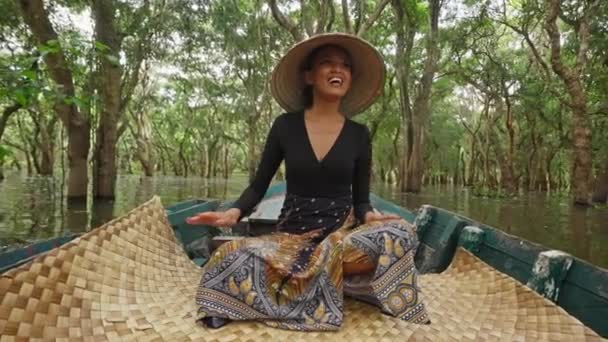 Lady Gracefully Seated Traditional Boat Handwoven Mat Embracing Cultural Ambiance — Stock Video