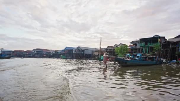 Pueblo Flotante Ubicado Pacíficamente Río Creando Una Comunidad Costera Única — Vídeo de stock