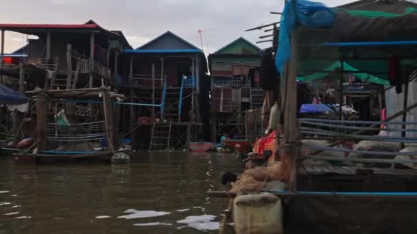 Barrio Casas Flotando Graciosamente Agua Formando Una Comunidad Cautivadora Distintiva — Vídeo de stock