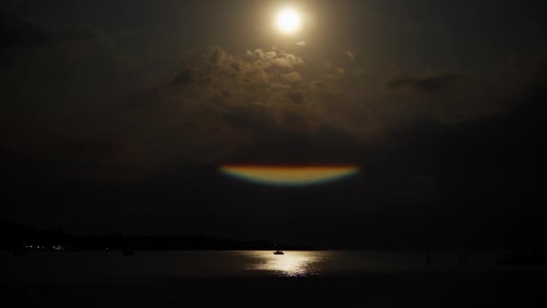 月光的柔和光芒反射在平静的水面上 营造出宁静迷人的氛围 — 图库视频影像
