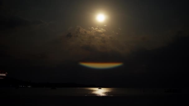 Spokojny Księżyc Rzuca Swoje Lśniące Światło Spokojną Powierzchnię Morza Tworząc — Wideo stockowe