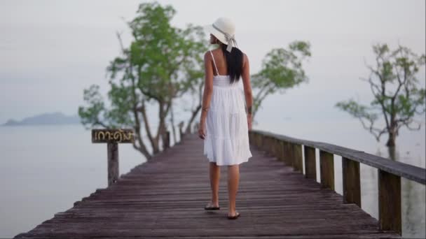 Una Mujer Vestida Blanco Caminando Graciosamente Por Muelle Disfrutando Del — Vídeos de Stock