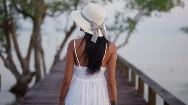 Una Mujer Vestida Con Sombrero Blanco Elegante Moda — Vídeo de stock
