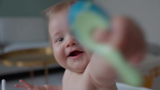 Detailaufnahme Eines Säuglings Der Mit Einem Spielzeug Spielt — Stockvideo
