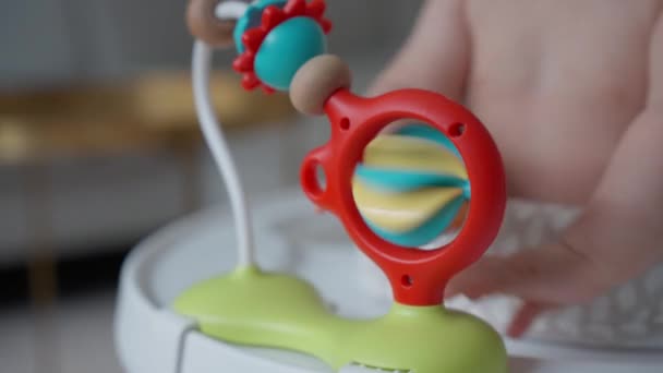 Szczegółowy Widok Zabawki Bawiącej Się Dzieckiem Bliska — Wideo stockowe