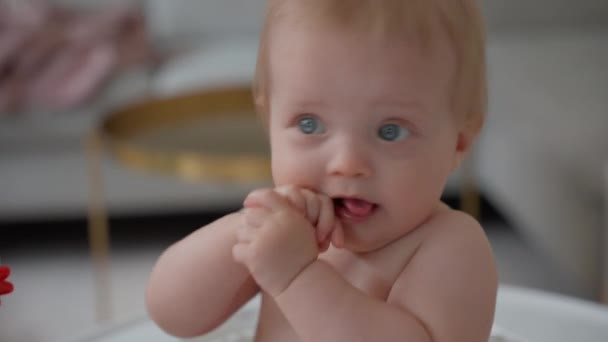 Μια Λεπτομερής Εικόνα Ενός Μωρού Ρουφάει Δάχτυλά Του Από Κοντά — Αρχείο Βίντεο