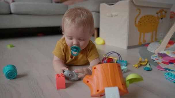 Ένα Μωρό Που Ασχολείται Παιχνίδι Παιχνίδια Κατάλληλα Για Την Ηλικία — Αρχείο Βίντεο