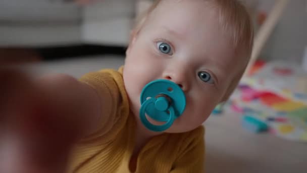 Ένα Χαριτωμένο Μωρό Που Ρουφάει Γλυκά Μια Πιπίλα — Αρχείο Βίντεο