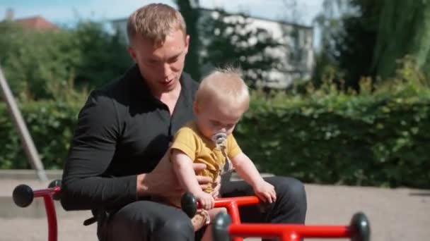 Babası Tarafından Sevgiyle Kucaklanan Bir Çocuk — Stok video