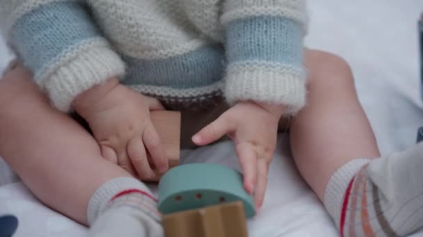 一个婴儿玩木块的特写 探索触觉和感官体验 — 图库视频影像