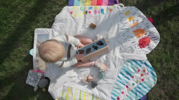 Ovanifrån Fångar Ett Barn Som Leker Med Leksaker — Stockvideo