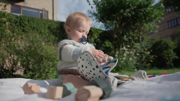Ett Vidsträckt Skott Fångar Bebis Försiktigt Nafsa Napphållare — Stockvideo