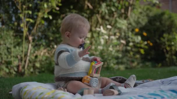 Det Nyfikna Barnet Blickar Uppmärksamt Sitt Sortiment Leksaker Utforska Varje — Stockvideo
