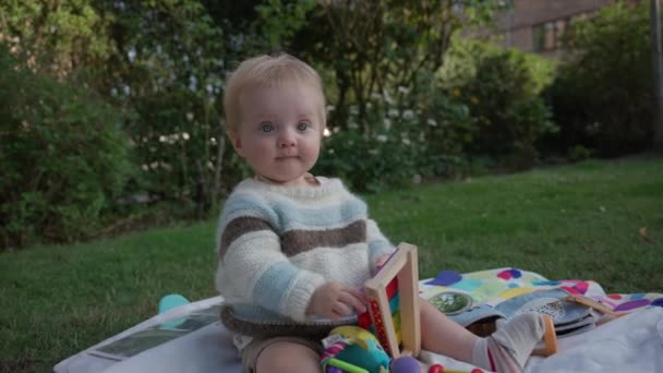 Bebé Adorable Con Cautivadores Ojos Azules — Vídeos de Stock