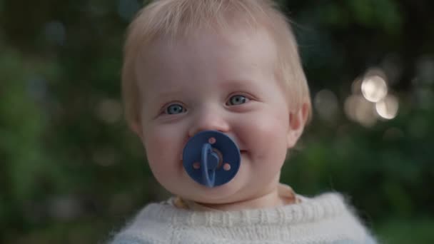 Detaylı Bir Yakından Çekilmiş Sevimli Bir Çocuk — Stok video