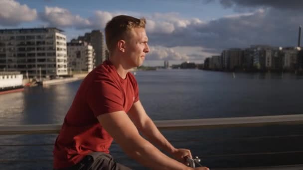 Mężczyzna Jeździ Rowerze Wdziękiem Wzdłuż Mostu Widokiem Budynki Kopenhagi Malowniczą — Wideo stockowe