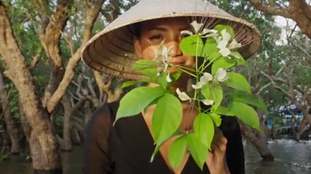 Красивая Женщина Восхитительно Пахнущие Белые Цветы Очарованные Сладкий Аромат — стоковое видео