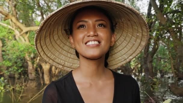 Neşeli Bir Yüzü Olan Mutluluk Saçan Bir Kadının Yakın Çekimi — Stok video