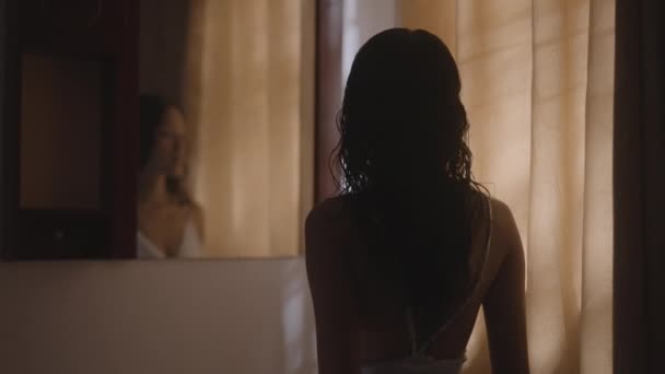Bir Kadının Banyo Aynasının Önünde Dikiz Aynasından Sağ Elini Yüzüne — Stok video