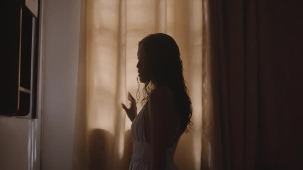 Жіночі Пальці Прикрашають Текстуровану Бежеву Завісу Дотик Ніжний Споглядальний — стокове відео