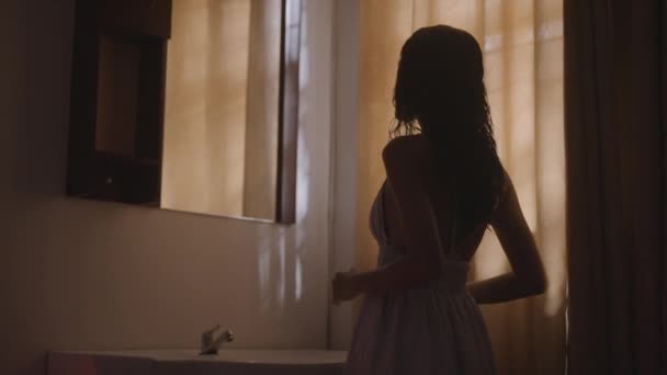 Жінка Незайманій Білій Сукні Стоїть Перед Дзеркалом Відвертається Виходить Ванної — стокове відео