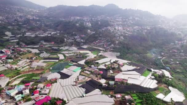 Dağların Arasına Yerleşmiş Tuhaf Bir Köyün Geniş Panoramik Bir Görüntüsü — Stok video