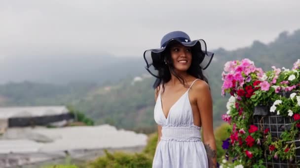 Çiçek Çiftliğinin Huzurlu Cennetinde Mutlu Bir Kadın Etrafını Saran Güzellikten — Stok video