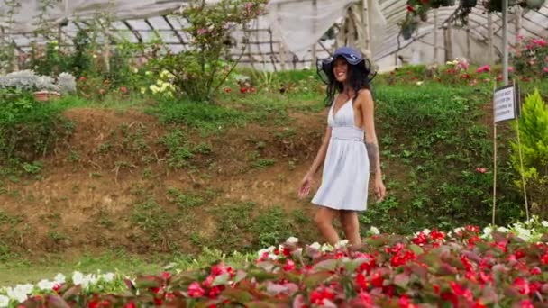 Radosnej Atmosferze Kwiaciarni Kobieta Chodzi Rozkoszą Obejmując Piękno Natury Kwitnie — Wideo stockowe