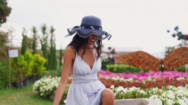 Çiçek Çiftliğinin Zarif Varlığında Günlük Mavi Bir Elbise Giymiş Bir — Stok video