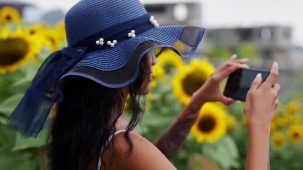 Una Mujer Documentando Atentamente Belleza Las Plantas Girasol Película — Vídeo de stock