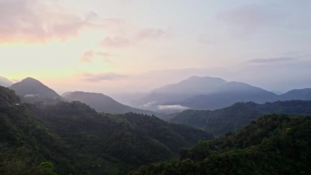 Boeiende Luchtfoto Met Weelderige Groene Bergen Hun Natuurlijke Schoonheid — Stockvideo