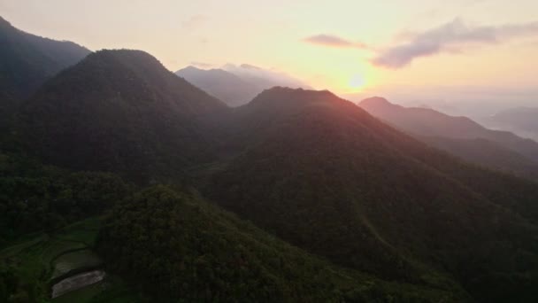 Una Vista Panoramica Mozzafiato Sulle Montagne Bagnate Dalle Calde Tonalità — Video Stock