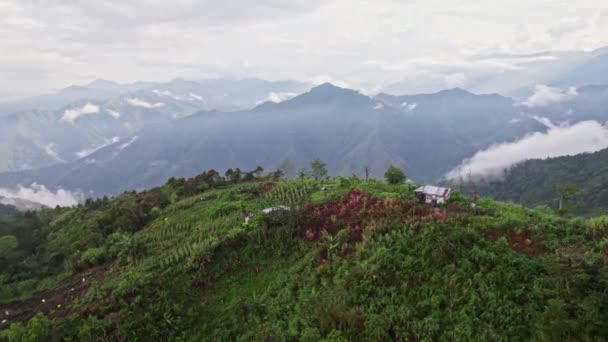 Sebuah Pemandangan Udara Yang Menakjubkan Dari Pegunungan Megah Menampilkan Kemegahan — Stok Video