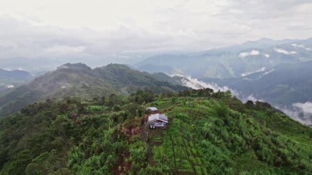 Afgelegen Afgelegen Huizen Rustig Wonen Een Bergtop Omarmen Eenzaamheid Prachtige — Stockvideo