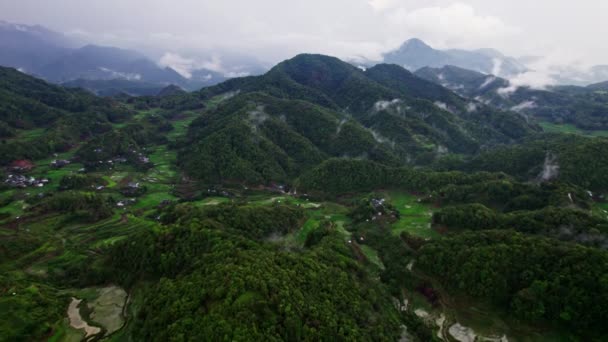Ein Malerischer Und Malerischer Blick Auf Eine Grüne Bergregion Ein — Stockvideo