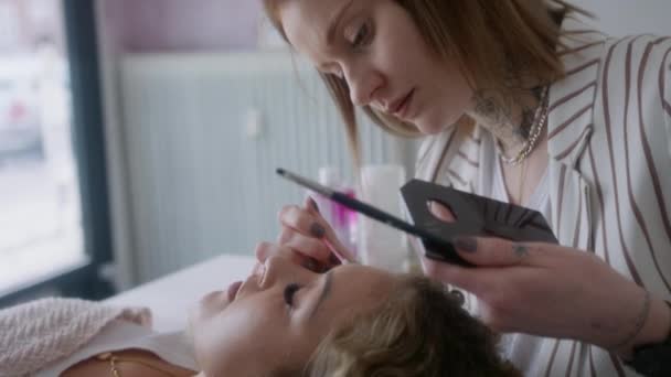 Close Captura Foco Cosmetologista Enquanto Ela Executa Processo Coloração Sobrancelha — Vídeo de Stock