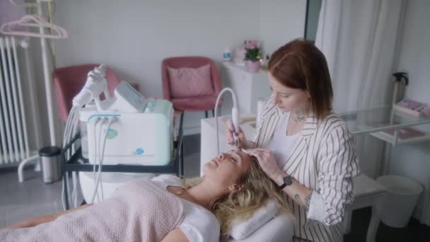 Žena Dostane Revitalizační Ošetření Pleti Jako Zkušený Kosmetik Používá Hůlku — Stock video