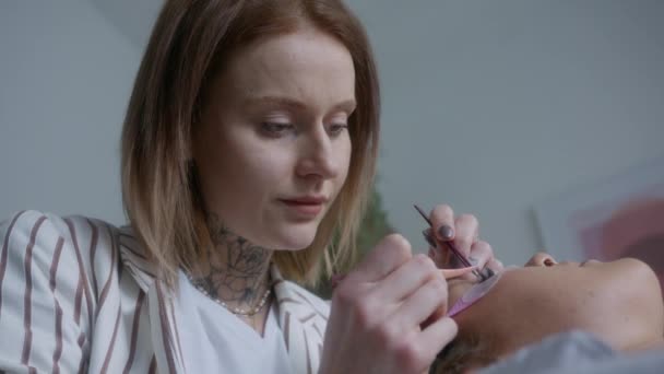 Låg Vinkel Närbild Kosmetolog Som Gör Ögonfrans Förlängning Förfarande Kund — Stockvideo